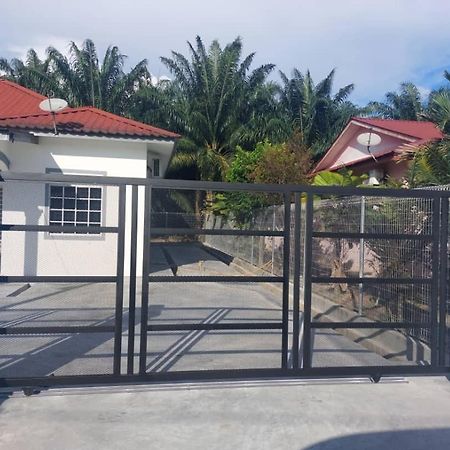 Cempaka Homestay Parit Raja Ngoại thất bức ảnh