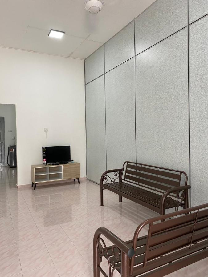 Cempaka Homestay Parit Raja Ngoại thất bức ảnh