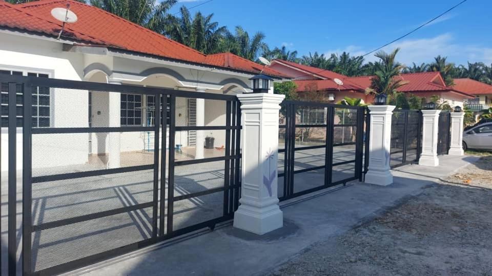 Cempaka Homestay Parit Raja Ngoại thất bức ảnh