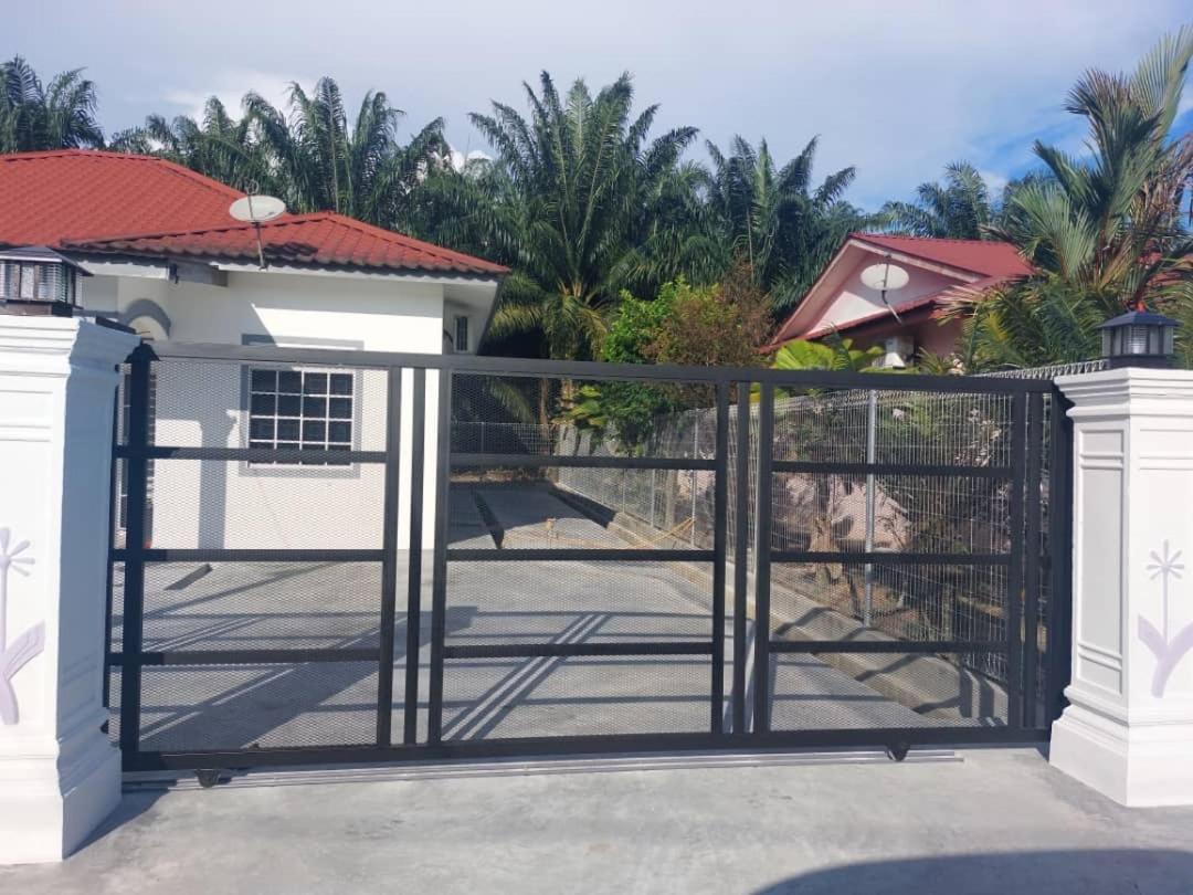 Cempaka Homestay Parit Raja Ngoại thất bức ảnh