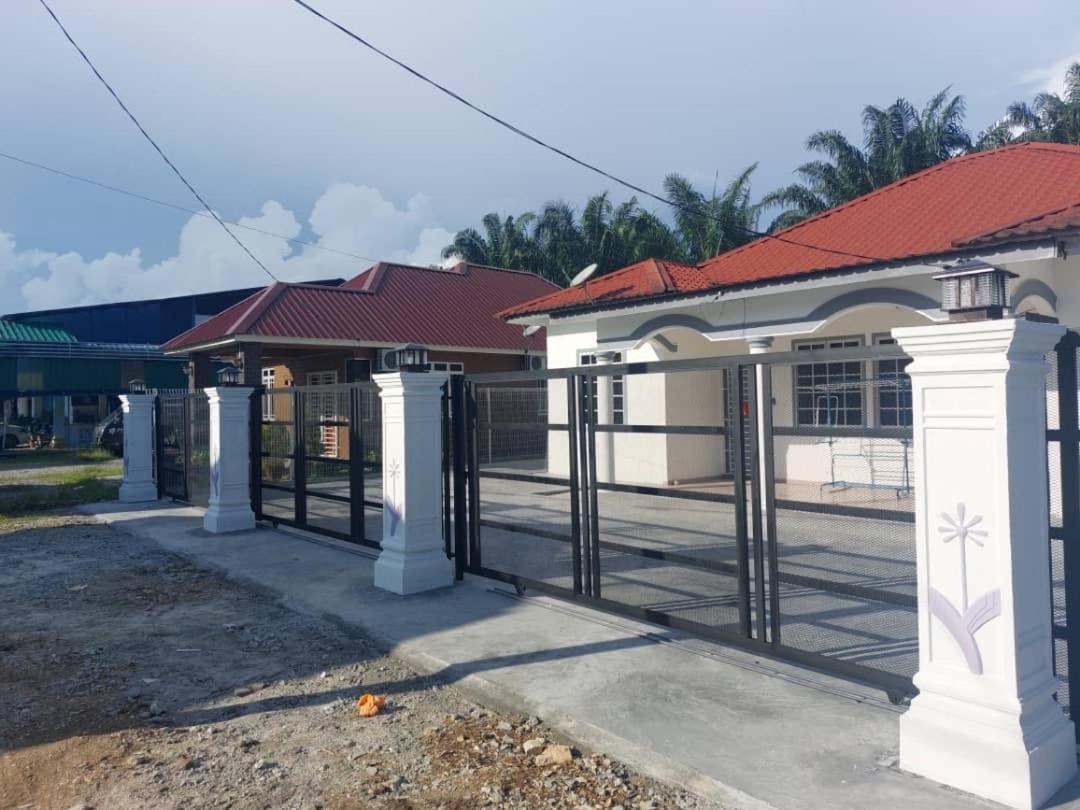 Cempaka Homestay Parit Raja Ngoại thất bức ảnh